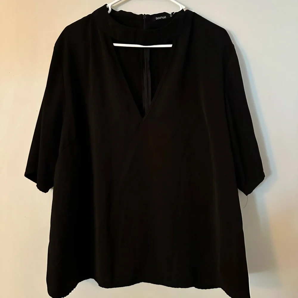 Boohoo plus size Keyhole top - Picture 1 of 3